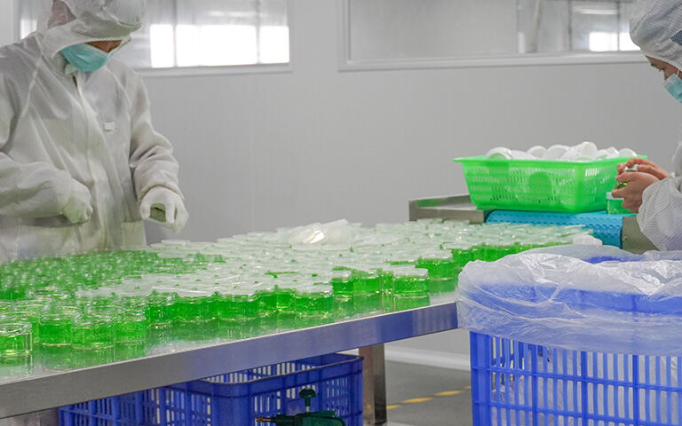 We all know that cosmetics are a mixture made of various raw materials reasonably prepared. The characteristics and quality of cosmetics depend to a large extent on the raw materials. Therefore, choos(pic1)