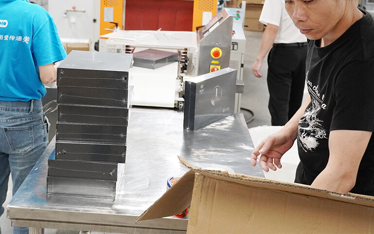 How do cosmetic OEM manufacturers determ